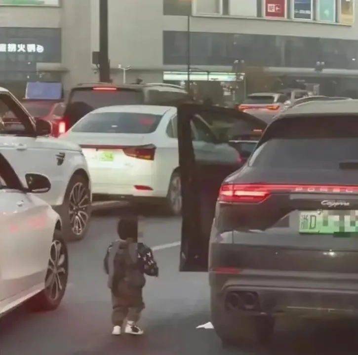 VIDEO: COUPLE FIGHT IN TRAFFIC NEGLECTING TODDLER ON BUSY ROAD